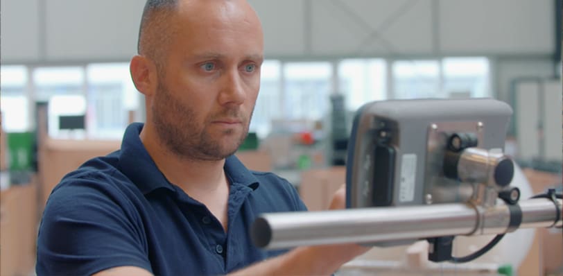 Medewerker Autotechnics werkt digitaal